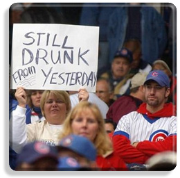 La mujer que sostiene el cartel y el hombre a su lado no está contento.