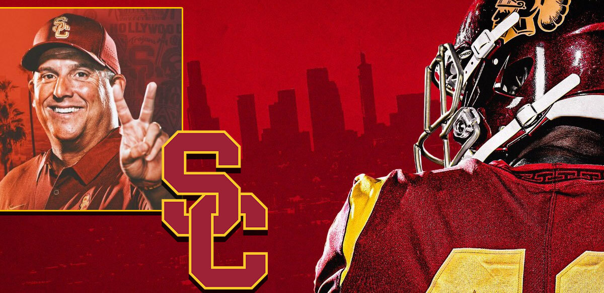 Troyanos Clay Helton USC en el fondo